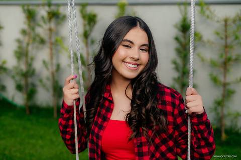 Sophia posando para foto durante seu ensaio de debutante'