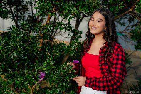 Sophia posando para foto durante seu ensaio de debutante'