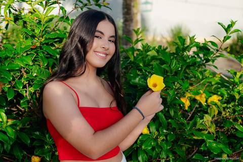 Sophia posando para foto durante seu ensaio de debutante'