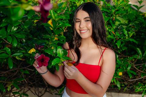 Sophia posando para foto durante seu ensaio de 15 anos'