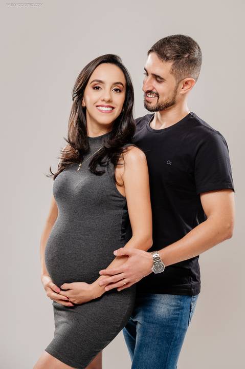 Fotografia de Gestante com esposo em estúdio fotográfico'