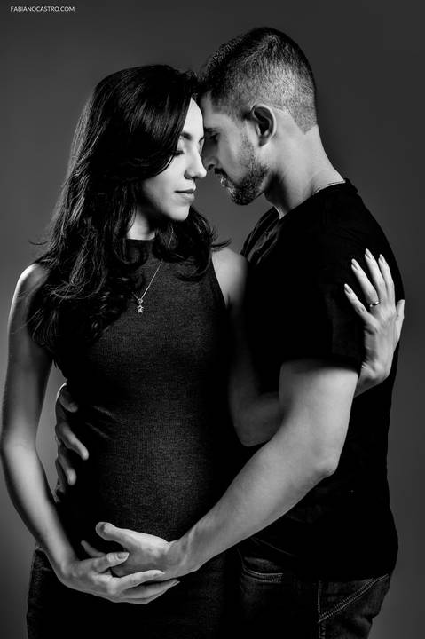 Fotografia de grávida com marido em estúdio fotográfico'