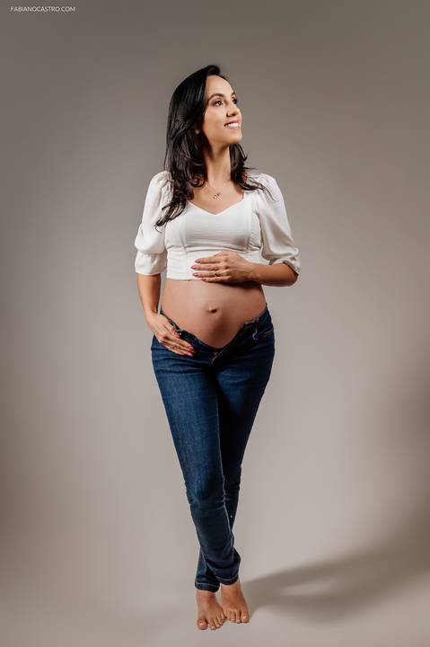 fotografia de mulher grávida em estúdio'