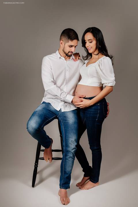 Fotografia de grávida com marido em estúdio fotográfico'