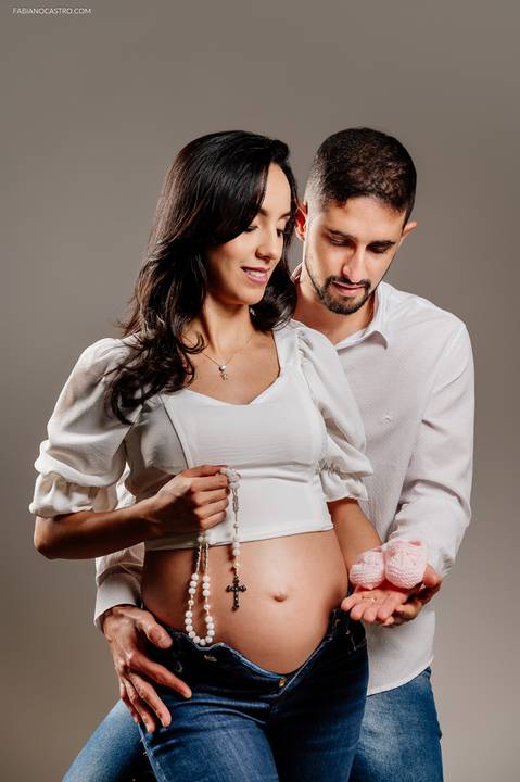 Fotografia de gestante com esposo em estúdio fotográfico'