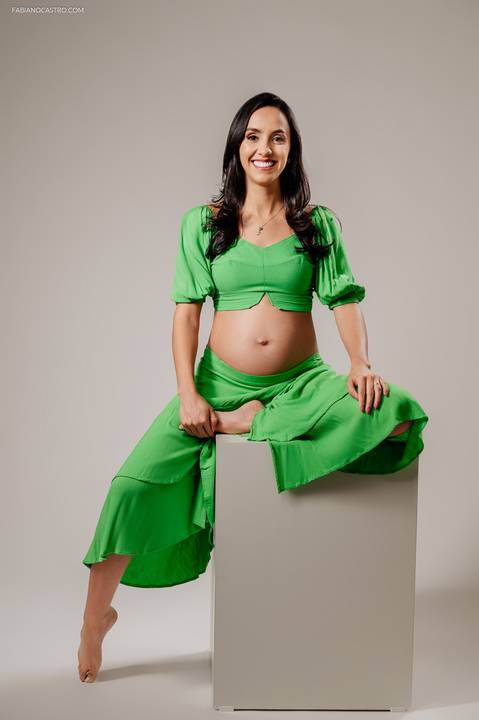 grávida posando para fotos em estúdio '