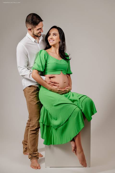 grávida posando para fotos em estúdio de fotografia'