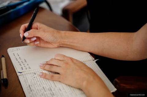 noiva escrevendo os votos durante o making of'
