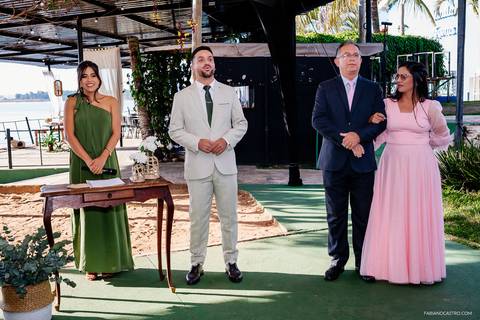 Reação do noivo ao ver a noiva chegando para seu casamento'