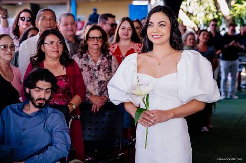 noiva chegando para encontrar o noivo'