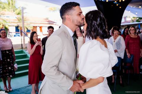 noivo beija a testa da noiva durante casamento'