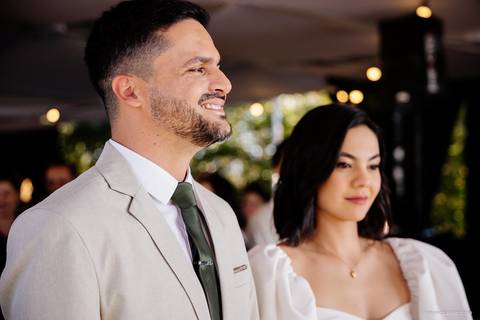 noivo sorrindo durante celebração do seu casamento'