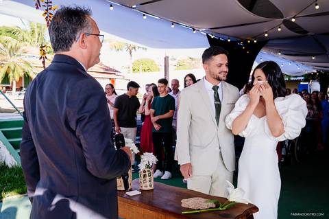 noiva emocionada enxuga as lágrimas durante celebração do seu casamento'