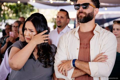 convidados emocionados durante celebração de casamento'