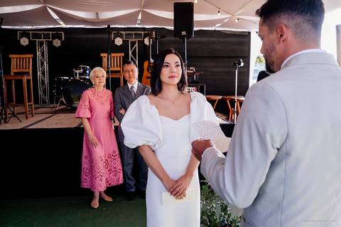 noivo lendo os votos durante celebração de casamento'