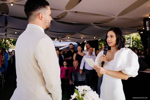 noiva lendo os votos durante celebração de casamento'