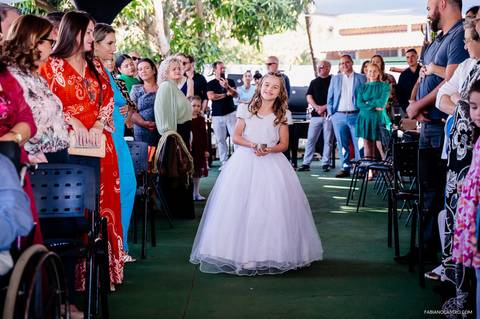 daminha de honra trazendo as alianças durante celebração de casamento em fama-mg'