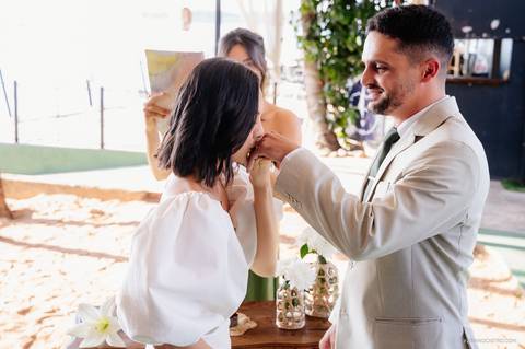 noiva beija a mão da noivo após colocar a aliança'