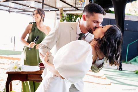 noivos se beijam durante cerimônia de casamento em fama-mg'