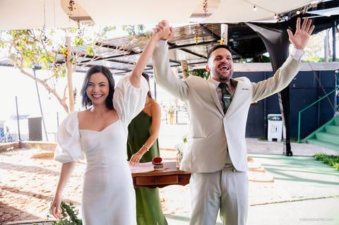 noivos comemoram ao final da cerimônia de casamento em fama-mg'