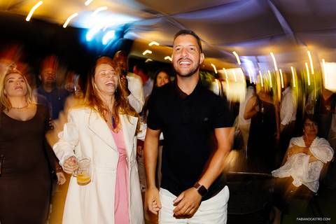 a festa invade a noite durante casamento em fama-mg'