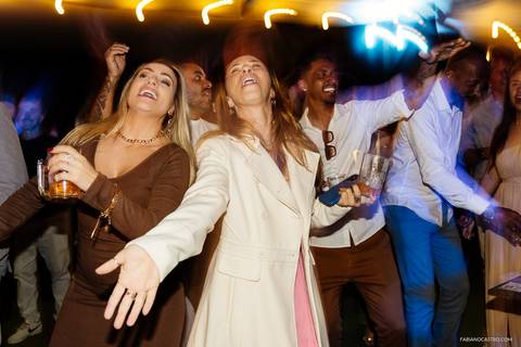 a festa invade a noite durante casamento em fama-mg'