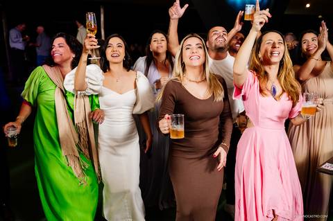 a festa invade a noite durante casamento em fama-mg'