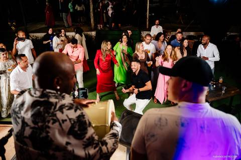 visão dos músico vendo os convidados curtindo a festa de casamento em fama-mg'