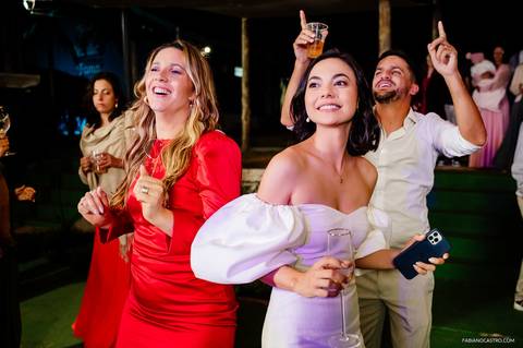 noivos curtindo sua festa de casamento'