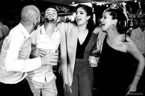 noivo abraçado aos amigos durante sua festa de casamento'