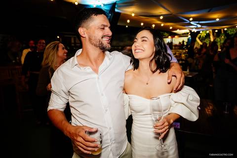 noivos curtindo a festa de seu casamento'