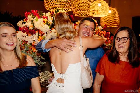 Lua recebendo o abraço da seu pai no salão de Festas do Rancho Fundo em Alfenas'