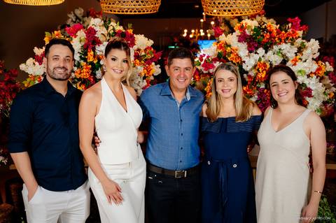 Família da Lua Andrade comemorando seus 30 anos.'
