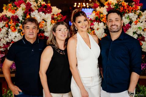 Família do Thiago Dias comemorando os 30 anos da Lua Andrade.'