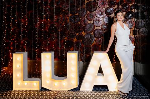 Lua Andrade no salão de festas comemorando seus 30 anos.'