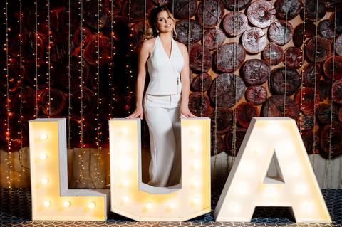 Lua Andrade no salão de festas comemorando seus 30 anos.'