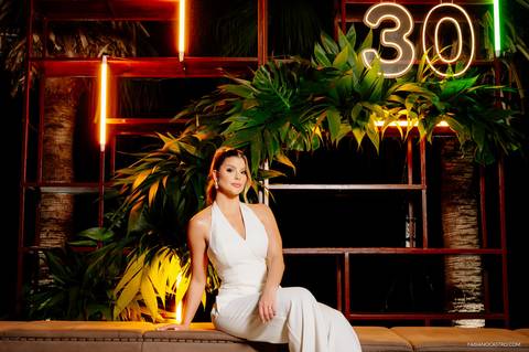 Lua Andrade no salão de festas comemorando seus 30 anos.'