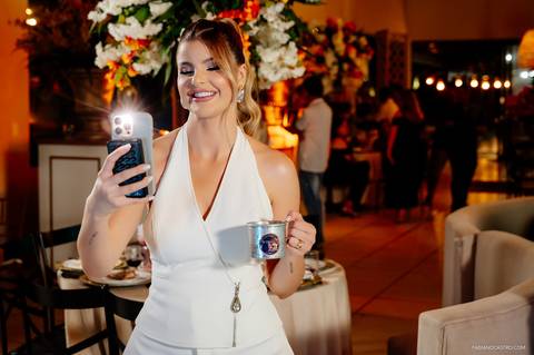 Lua Andrade no salão de festas comemorando seus 30 anos.'