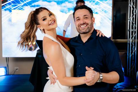 Lua Andrade dançando com seu marido Thiago Dias no salão de festas comemorando seus 30 anos.'