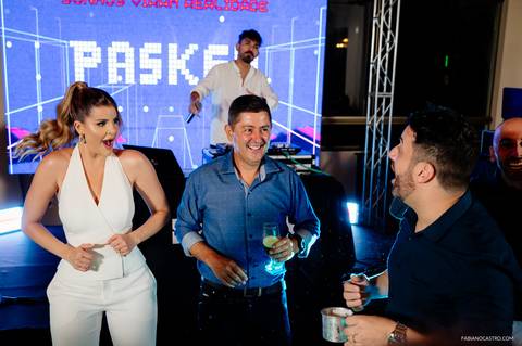 Lua Andrade dançando com seu marido Thiago Dias no salão de festas comemorando seus 30 anos.'