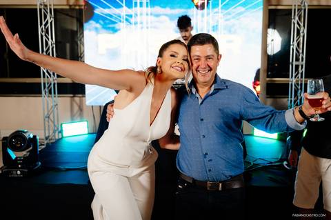 Lua Andrade dançando com seu pai no salão de festas comemorando seus 30 anos.'