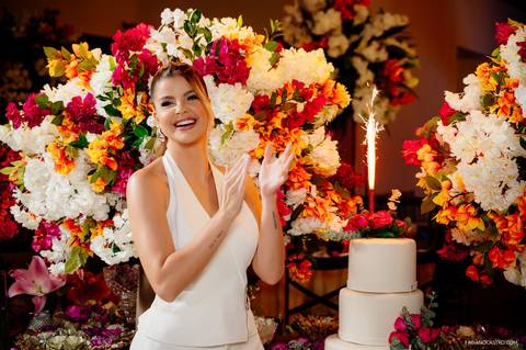 O Parabéns Lua Andrade durante sua festa de 30 anos.'