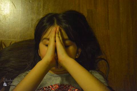 criança posando pra foto'