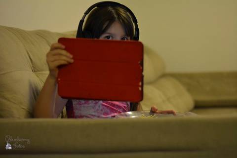 menina se escondendo de foto'