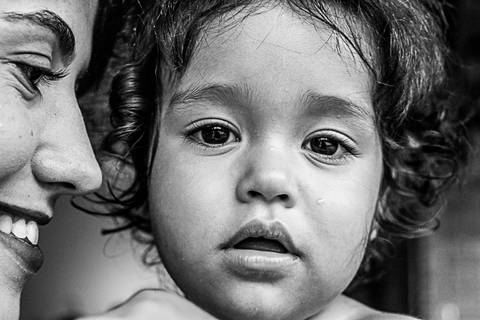 Criança olhando para a câmera'