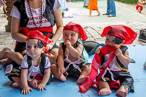3 bebes fantasiados de piratas'