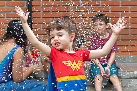 Criança brincando no carnaval'