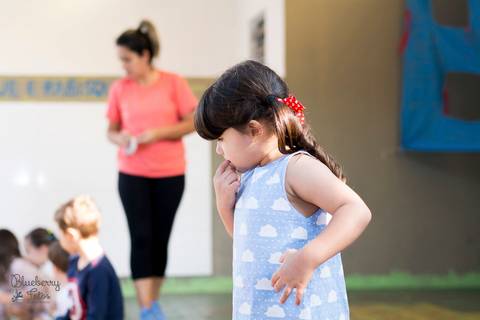 Criança pensando no que fazer'