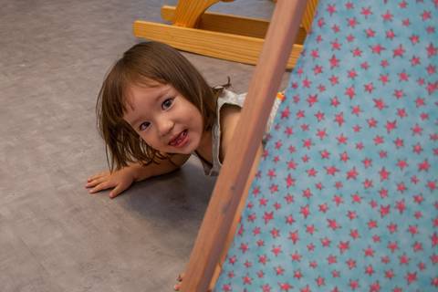 criança olhando para a fotografa'