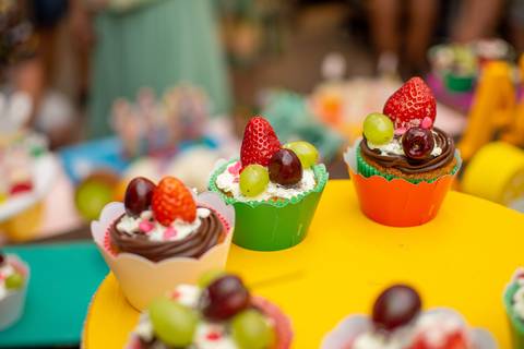 mesa decorada com doces'